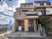 長岡京市、向日市、大山崎町を専門　ユニバーサルホームサービス ２０２５年１２月フルリフォーム済の４ＬＤＫ！即引渡し可能！
前面道路ゆったり６ｍで駐車もラクラク♪
阪急とＪＲの２ＷＡＹアクセスで通勤・通学便利！