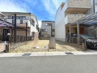 長岡京市、向日市、大山崎町を専門　ユニバーサルホームサービス 阪急『西向日駅』まで徒歩１５分と通勤・通学にも便利な立地！
徒歩圏内に生活施設が充実！
小・中学校まで徒歩８分とお子様の通学も安心♪
