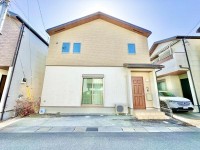 長岡京市、向日市、大山崎町を専門　ユニバーサルホームサービス ２０１７年７月建築の築浅中古戸建！
前道ゆったり６ｍ！車通りも少なく、駐車もラクラク！
閑静な住宅で住環境良好♪