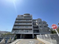 長岡京市、向日市、大山崎町を専門　ユニバーサルホームサービス ３方バルコニーの角部屋につき、日当たり＆風通し良好♪
リフォーム歴有！室内大変キレイにお使いです♪
スーパーまで徒歩５分のペット飼育可マンション！