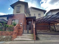 長岡京市、向日市、大山崎町を専門　ユニバーサルホームサービス ２０２６年１月　ユニットバス・洗面台・キッチン等リフォーム予定！
大家族に嬉しいお部屋数充実の５ＳＬＤＫ♪
小・中学校まで徒歩圏内につき通学もラクラク！
オーナー様から、子育て応援割引♪お子様３人以上ならお家賃５０００円引き！
２０２５年１０月一部リフォーム！