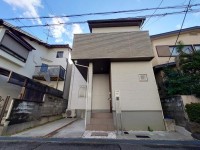 阪急電鉄京都線『西向日』駅から徒歩７分♪築浅３ＬＤＫです！
長期優良住宅として認定されている物件です♪
断熱性能は４等級のため、冷暖房にかかるコストも比較的抑えられます。