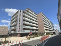 ８階建ての７階のお部屋♪約４０平米の大型ルーフバルコニーが魅力です♪
ルーフバルコニーからは乙訓・京都の自然や街並みを見渡すことができます！
夏はプールを出して遊んだり、季節ごとにきっとご家族の大切なスペースに♪