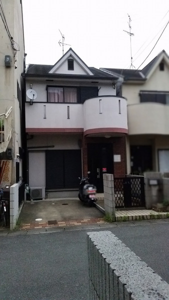 物件詳細 オーナーチェンジ物件 事務所として賃貸中 スーパー万代羽束師店まで徒歩2分 約90m と お買い物に便利 普通自動車1台駐車可 前道約6mで駐車もらくらく 京都市伏見区 4ldk